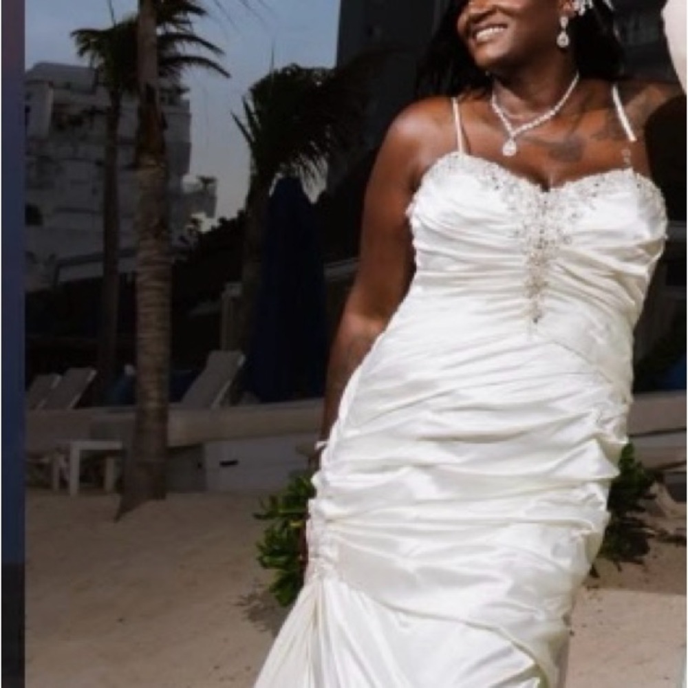 Vintage America Elegant White Bridal Gown